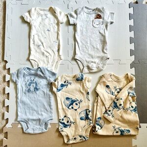Carter’s newborn Baby Onesies Set
